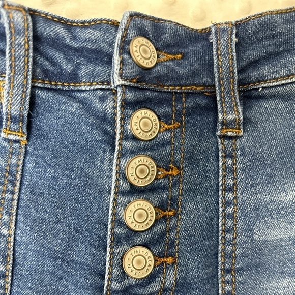 Ymi 𝅺ymi solid HighWaisted Denim Shorts with a distressed hem! - Picture 3 of 8